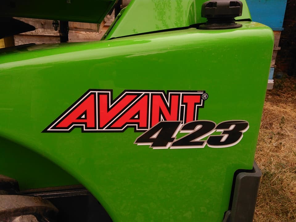 Мини челен телескопичен товарач AVANT 423